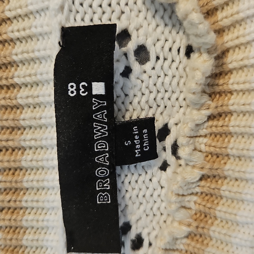 Elegant Cream Sweater with Ruffle Detail - Picture 2 of 2